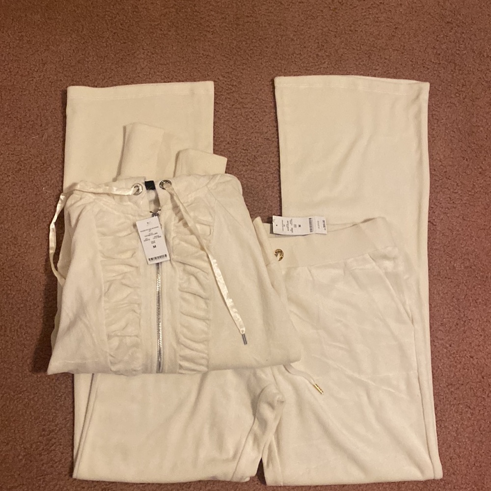 Cream velour BEBE brand new sweatsuit. ELEGANCE & CLASSY 💜
